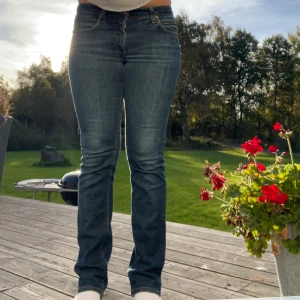 Lågmidjade Acne jeans - Fräscha Acne jeans som inte är använda men köpte second hand😇 Midjestorlek är 29 och längden är 32 skulle säga att de passar en S🌸  Säljer pga att de sitter lite för tajt i midjan Hör av er om ni har frågor om mått eller vill ha fler bilder!!🥰
