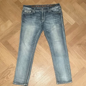 Vintage Rock Revival jeans #34 - Mjuka och sköna vintage Rock Revival jeans med paljetter och strass. Modellen heter Karelia Easy Straight. Mått Midja ca. 49,5/99cm Yttre benlängd ca. 102cm Inre benlängd ca. 76cm Vidd nedtill ca. 19cm
