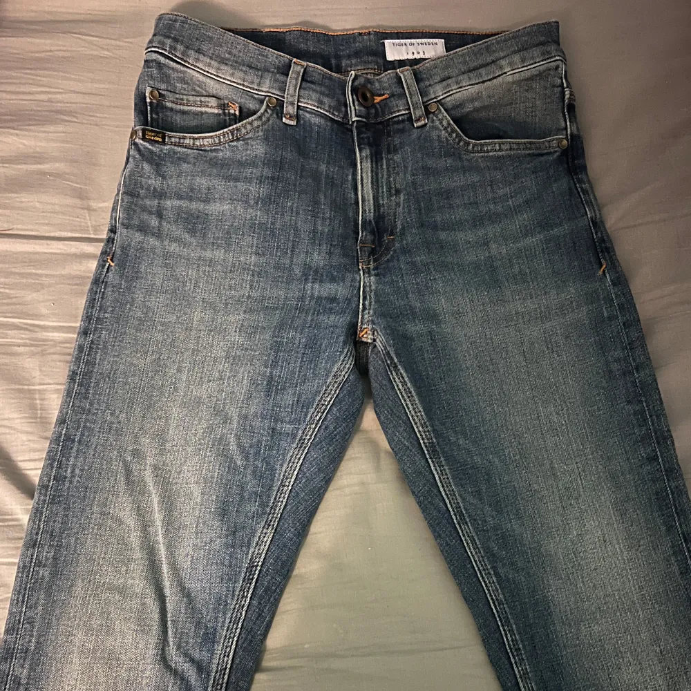 Passade tyvärr inte mig i storleken därav säljs dessa. Riktigt schyssta jeans med snygg färg. Slim fit och är i storleken 29x32. Jeans & Byxor.