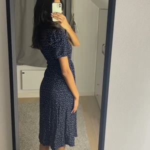 Klänning - Sommarklänning mörkblå från & other stories storlek 34. Nyskick. Köparen står för frakten.