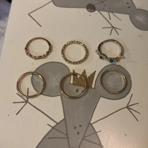 8st guldfärgade ringar  - 6st jätte fina guldfärgade ringar som är i toppenskick! ❗️paketpris går att få om man köper två eller fler varor, så hör av er om ni är intresserade ❗️