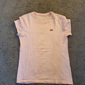 Rosa levis t-shirt - Fin rosa levis t-shirt Jättefint skick 