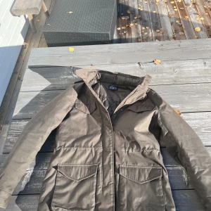 Fieldjacka - Säljer nu en sjukt fet fieldjacket från märket ”Made in the shade” utan några defekter. Jackan är i storlek S. Pris går att diskutera.
