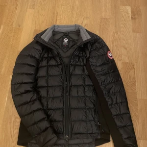 Canada goose jacka - Hej! Säljer min canada goose jacka nypris 5600 riktigt bra till hösten o passar säkert även till vintern storlek XS men passar också S. Riktigt bra skick och skriv om det nåt ni undrar över jackan. Kan gå med på byten och kan tänka mig gå ner lite i pris!