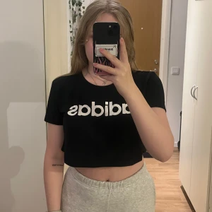 Adidaströja - Croppad T-shirt från Adidas i fint skick, knappt använt☺️