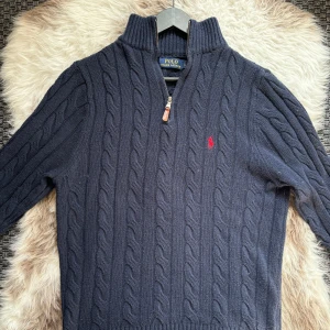 Ralph Lauren kabelstickad halfzip - Hej säljer nu min fina Ralph Lauren halfzip i storlek L men sitter som M. Den är i nyskick och kommer vara otroligt snygg i höst/vinter. Nypris cirka 2700kr! Vi kommer att sälja liknande produkter nu närmare vinter så glöm inte följa profilen!🌊🍾