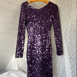 Lila paljettklänning från NLY One - Säljer en superfin lila paljettklänning från NLY i storlek XS. Perfekt till nyårsafton eller schlagerkväll!🥳🕺🏽✨ Fint skick med små skavanker (några paljetter som har lossnat) 