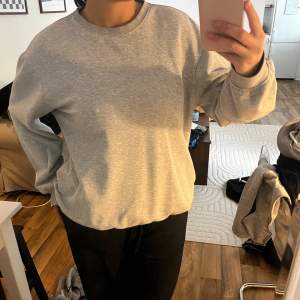 Grå sweatshirt från HM, strl M