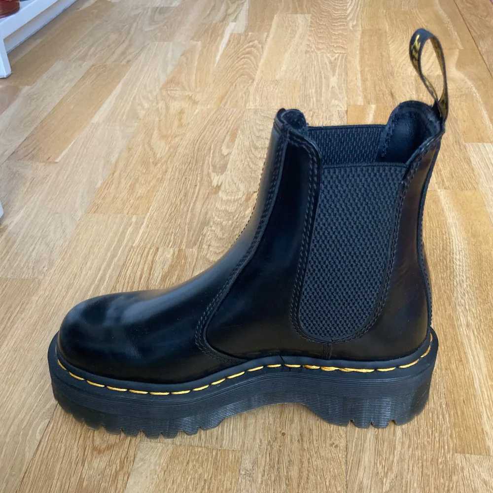 Ett par superfina Dr Martens boots i läder.😍 Säljer de pga att de är lite förstora. Står 36 men skulle men säga att de är en 36,5🌸🌸. Skor.