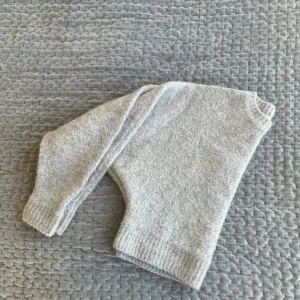 Grå stickad tröja - As snygg stickad tröja från HM!! Sjukt snygga armar som är lite större. Varm och skön så helt perfekt nu till hösten och vinter💞Använd väldigt lite!