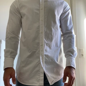 Massimo dutti vit skjorta - Säljer en vit casual skjorta från Massimo dutti. Storlek M slim fit. Säljes då den inte används. Vid frågor eller funderingar skicka ett dm! 100% bomull. Är nästan i nyskick då den använts 1 gång. Köptes för 700 kr. Pris kan diskuteras.