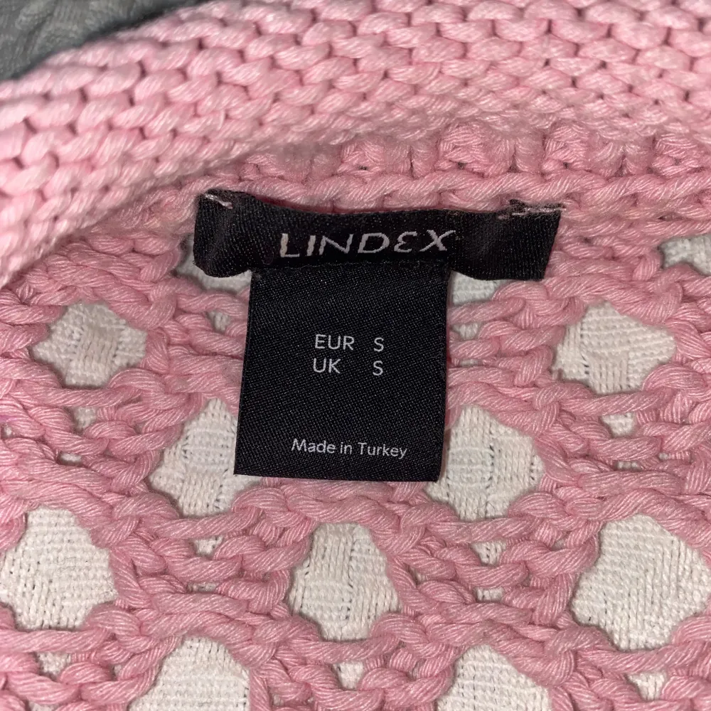 Snygg rosa tröja som knappt är använd.. Neuletakit & Villapaidat.
