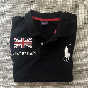 Polo Ralph Lauren  - En fin svart polo ralph lauren i storlek L. Använd en gång. Enda defekterna är vänstra axeln där färgen har gått av, annars i bra skick och inget fel på alls. 🔥Bud börjar på 200