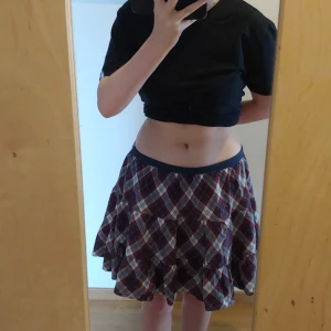 Söt rutig kjol - Lågmidjad / lowrise / lowwaist Country girl kjol från Hampton Republic, perfekt för sommaren.  Nypris ca 300 Jag är 154 cm lång och bär stl. S.  Kan mötas upp i Lund och Malmö.