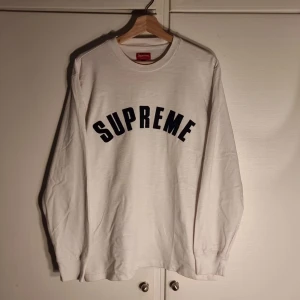 Supreme longsleeve  - Köpt här på Plick för några år sedan, sparsamt använd. Märkt xl passar även en large - medium beroende på hur du vill att den ska sitta. 