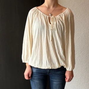 Blus - Så fin krämvit blus ifrån me&i. Tyget är så mjukt!! I storlek m.🧸Ställ gärna frågor!!🫶🏼 Pris kan diskuteras och köparen står för frakt. OBS på de första bilderna är den uppvikt. 💞🫶🏼