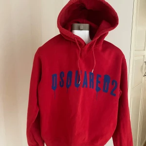 Dsquared2 hoodie  - Storlek m nypris 4000kr   I väldigt bra skick.  Använd3-4 gånger och inget förstört på den