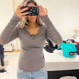 Långärmad tröja med spets - skriv för mer info!