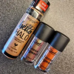 Säljer Wet n Wild MegaGlo Hello Halo Liquid Highlighter i färgen Guided Glow och två Sleek Makeup Loose Pigment i färgerna Euphoric och Trippin. Oanvända.