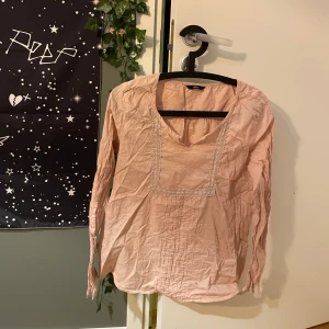 3st blusar  - 3st blusar, skrynkliga men inget annat problem. En rosa och två vita, 3st för 85 eller 35 kr/st