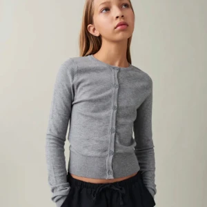 Grå kofta med knappar - Säljer en stilren grå kofta i mjukt material. Den har långa ärmar och knappar hela vägen fram. Perfekt för både vardag och lite kyligare dagar. Passar bra till både jeans och kjol! Köpt för 229 säljer här för 99 💗💗 jätte bra skick !