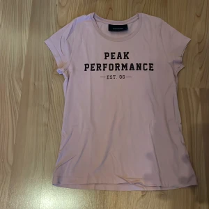Rosa t-shirt från Peak Performance - Säljer en snygg rosa t-shirt från Peak Performance i storlek XS. Används inte längre💗