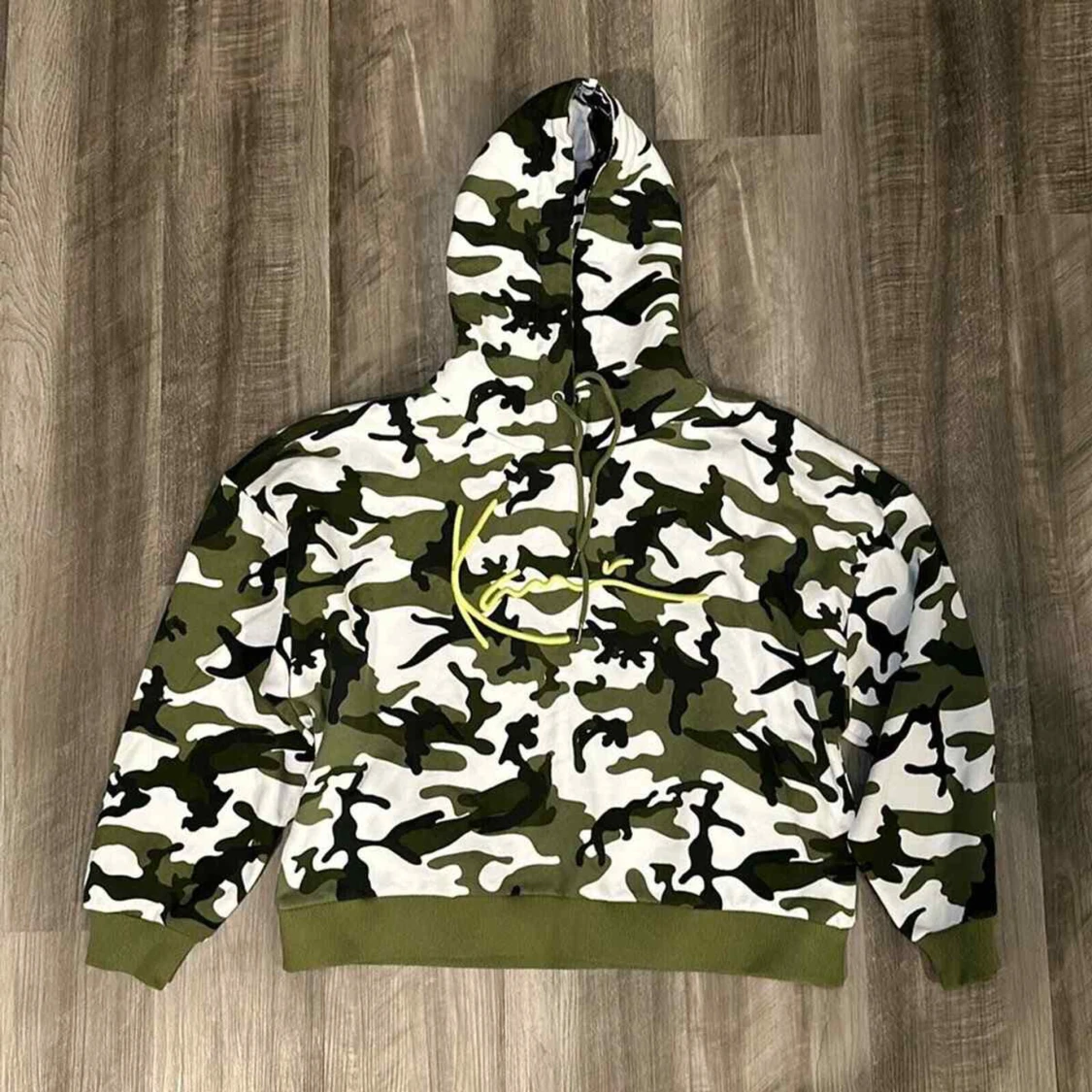 Karl Kani Camouflage hoodie med gul broderad text - 90