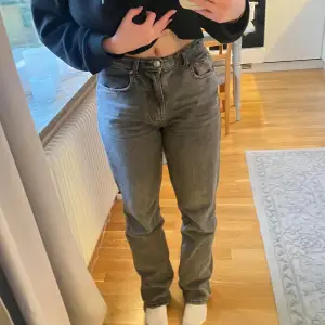 Gråsvarta baggy jeans från Gina. Bra skick! 🤍