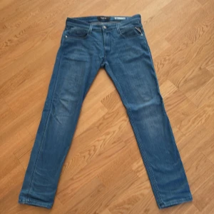 Blå jeans från Replay - Säljer ett par snygga blå jeans från Replay i storlek 32 32. De har en klassisk femficksdesign och är i mycket bra skick. Perfekta för både vardag och fest! 🕺säljer jeansen pågrund av att dem har blivit för små för mig använda ett få tal ggr. 
