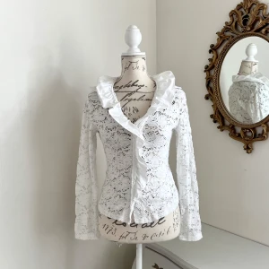 Spetsblus med volang - Så fin vintage blus i spets med volang detaljer, storlek 38 🐇