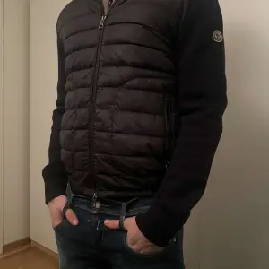 Säljer denna feta Moncler Cardigan | Skick: 9/10 | Pris: 3399 | Bara att höra av sig om ni har frågor 🙌