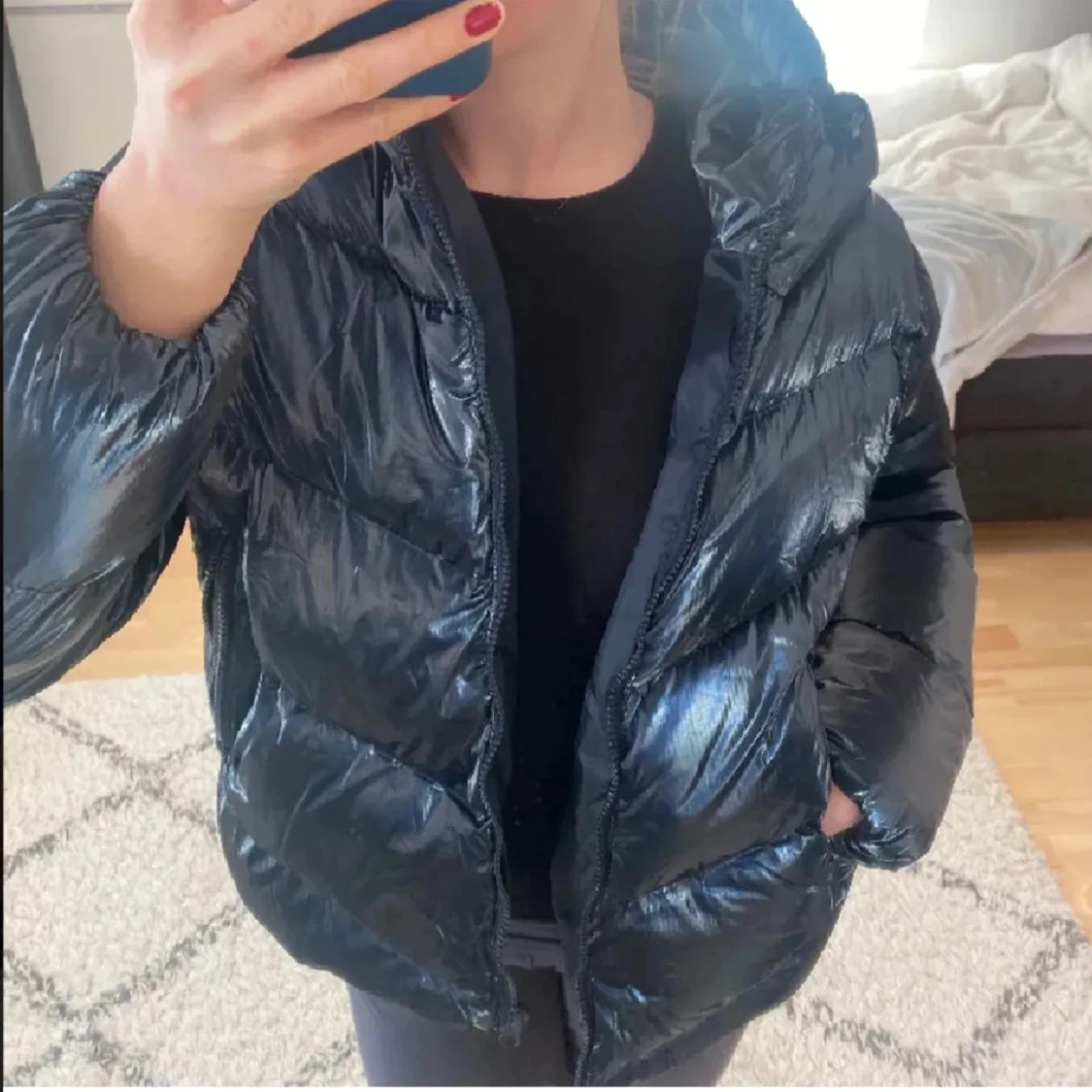 Svart glansig pufferjacka