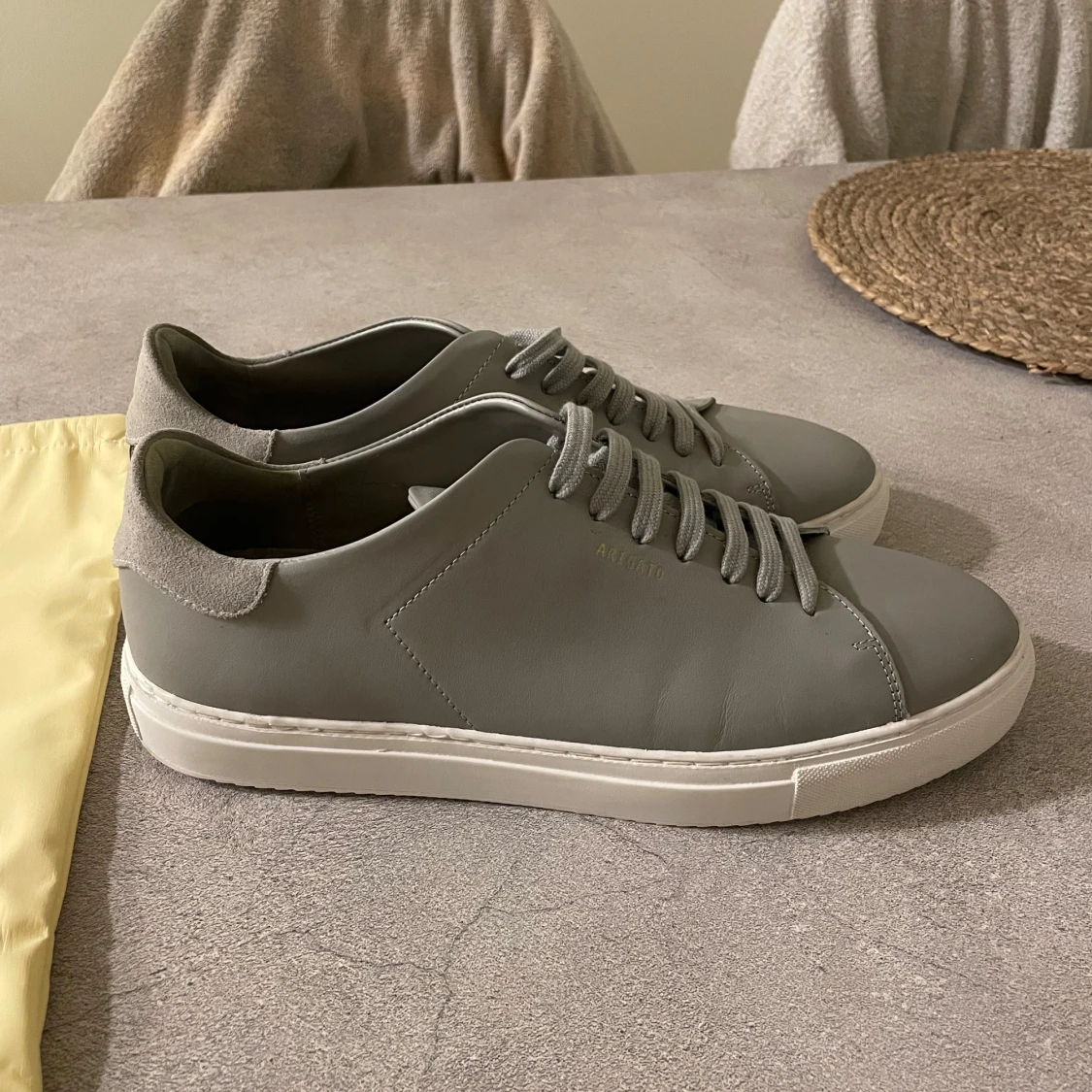 Grå sneakers från Axel Arigato - 91