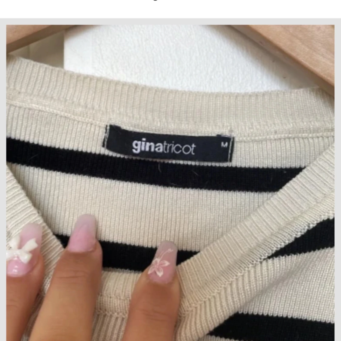 Randig kortärmad topp från Gina Tricot - 90