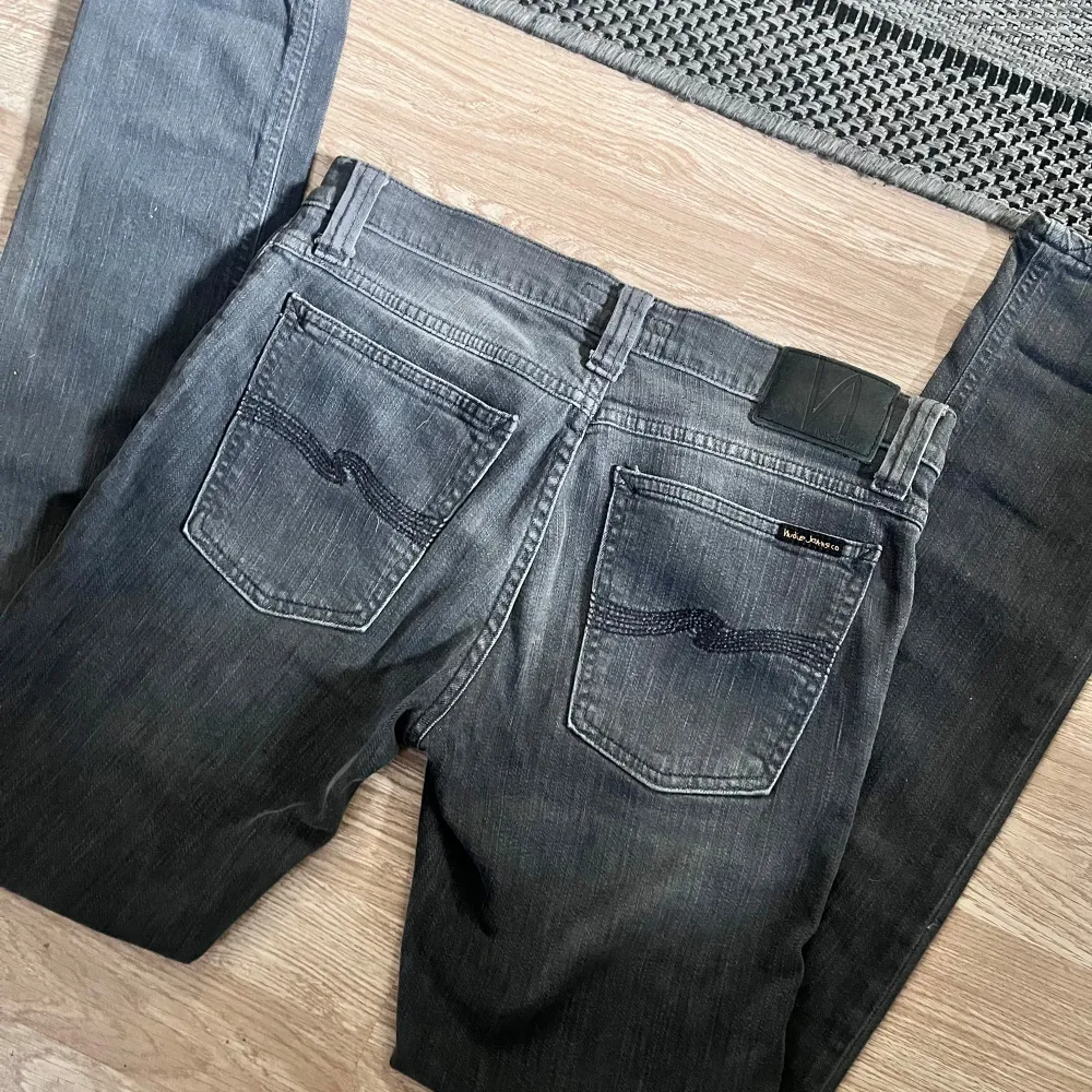 Säljer dessa Nudie jeans, dem är i väldigt bra skick utan defekter, storlek W28 L32. Jeans & Byxor.