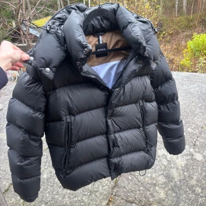 Hugo Boss Jacka - Riktigt fet hugo boss jacka med avtagbara armar och luva. Skick 10/10 Nästan helt sprillans endast använd 4 gånger. Storlek 46/S. Hör av er vid frågor eller funderingar ✌️