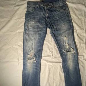 Dondup jeans  - Dondup jeans[] Jeansen har slitningar vilket är populärt[] Modell-sam[]Pris kan diskuteras vid snabb affär MVH