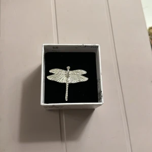 Ioaku trollslända ring - Jättefin justerbar ring från Ioaku, nypris 599 kr. Använd två-tre gånger. Pris går att diskutera!☺️