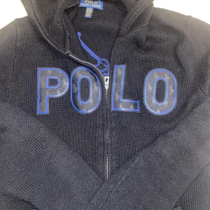 Unik Ralph Lauren hoodie - Säljer nu denna schyssta och unika Polo Ralph Lauren zip hoodie. Hoodien är i mycket fint skick! Kan gå ned i pris vid snabb affär, så hör av dig utan att tveka🤗