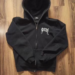 Revenge Zip Up - Säljer den a zip up från Revenge eftersom den inte är min stil längre. Storlek S oversize så den passar M också