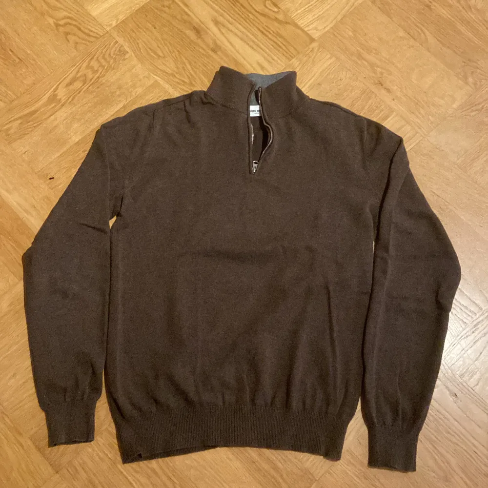 Tja, säljer denna riktigt schyssta half zip tröjan | Märke: John Henric | Storlek: S | Skick: 9/10 | Material: 100% bomull | För frågor eller bilder är det bara att skriva | Pris går att diskutera |. Tröjor & Koftor.