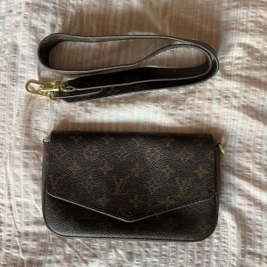 Väska - Säljer denna jätte fina kopian då den inte längre kommer till användning. Som man ser på bilden är knappen borta. Skriv vid frågor🤎 