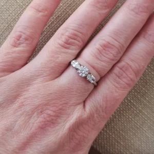 925 silver ring 16 storlek  - Säljer en elegant silverring med tre gnistrande stenar. Ringen är i mycket bra skick och har en klassisk design som passar perfekt för speciella tillfällen. Stämplad med 925 för äkta silver. Perfekt för att ge lite extra bling till din outfit!