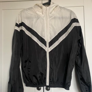 Svart och vit vindjacka - Svart och vit vindjacka, vet ej märke men den  i bra skick och knappt använd