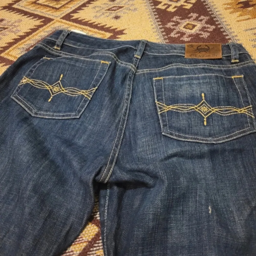 Säljer ett par klassiska blå jeansbyxor i bra skick. De har en normal passform och är perfekta för vardagsbruk. Byxorna har en knapp och dragkedja framtill samt fickor både fram och bak. Perfekta för höst och vår!. Farkut & Housut.
