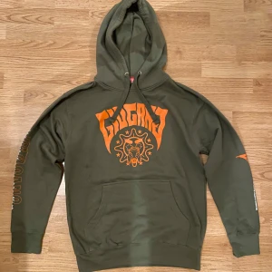 Glo Gang Hoodie  - !Skicka bud för snabb affär! Fet glogang hoodie, väldigt sällsynt i stolrek M. Prima skick. Chief Keef merch 🙏 Skriv om ni undrar någonting 📲💯