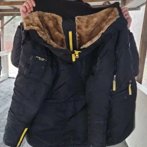Alpha industries jacka  - Alpha industries vinterjacka. Har två dragkedjor, en inuti för en västliknande del av jackan och för själva jackan. Inga repor eller skador på jackan. 