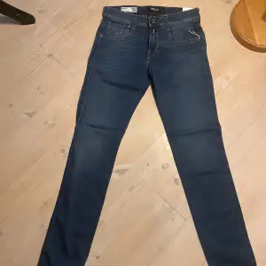 Säljer dessa tvär feta jeansen från Replay, modell Anbass, slim fit. De är aldrig använda och jag säljer de för endast 1099kr priset kan diskuteras vid snabb affär.