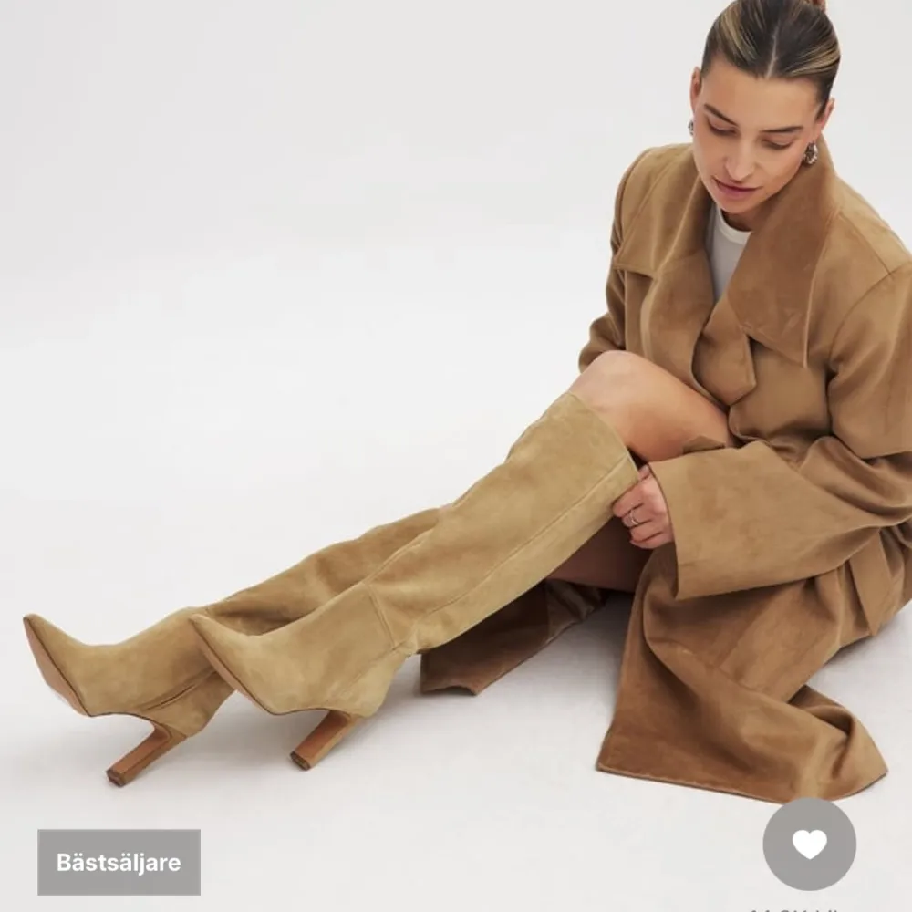 Snygga beige stövlar i äkta mocka med en elegant spetsig tå och klack. Perfekta för höst och vinter, dessa stövlar ger en stilren look till vilken outfit som helst. De är både bekväma och trendiga, vilket gör dem till ett måste i garderoben. Använda en gång, så det är i mycket fint skick.. Skor.