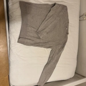 Beige stickad tröja från These Glory Days - Säljer nu denna stickade tröja från these glory days. Tröjan är i strl L men sitter mer som M. Sparsamt använd!